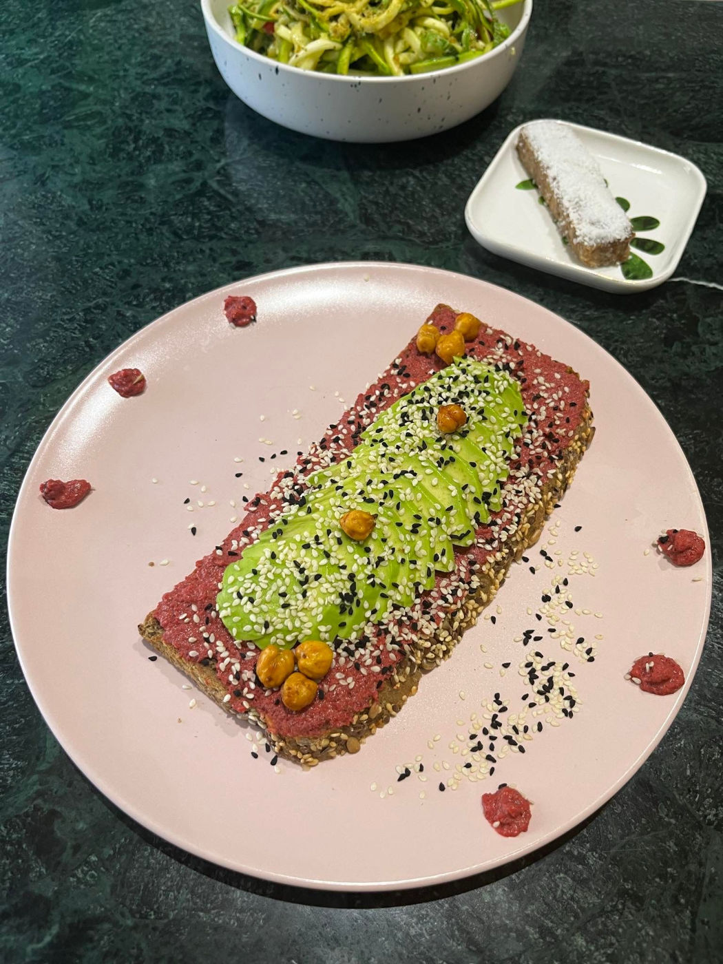 Tartine à l'avocat et houmous de betterave