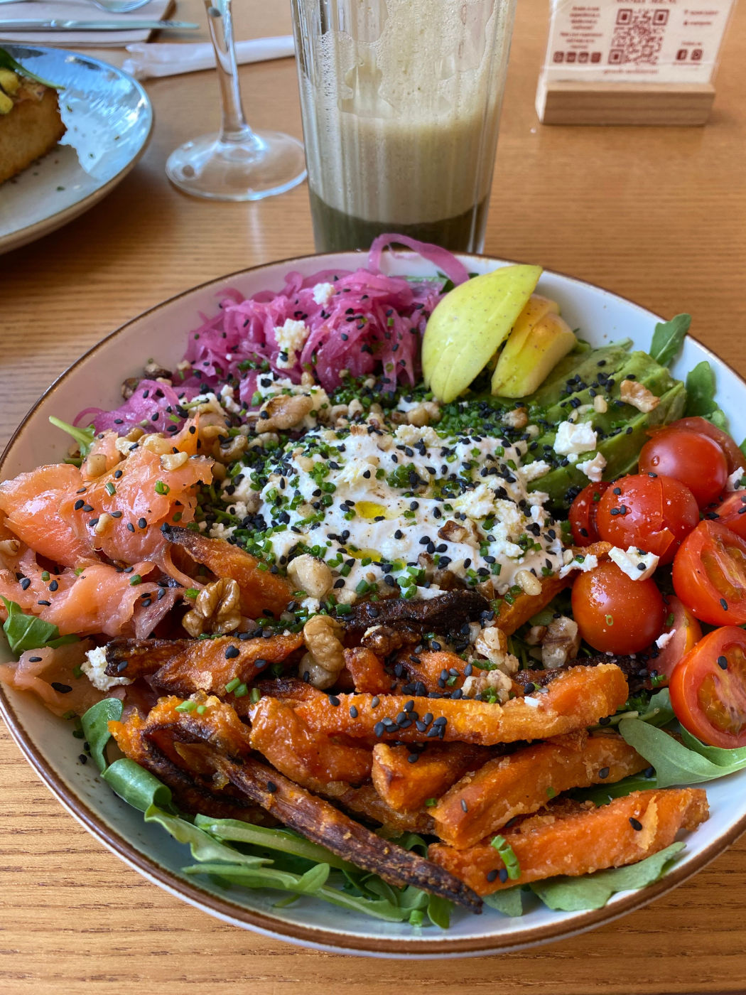 Bol de salade composée avec saumon et avocat