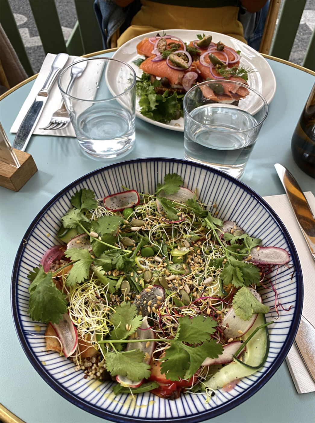 Bol de salade fraîche avec graines et légumes
