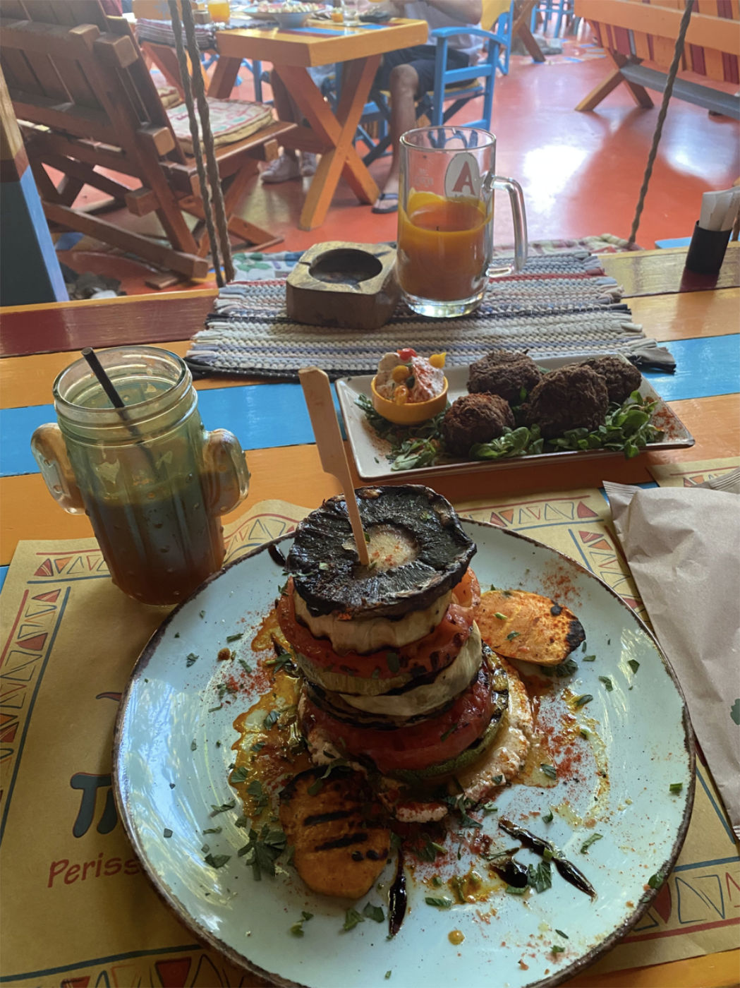 Assiette de légumes grillés et falafels