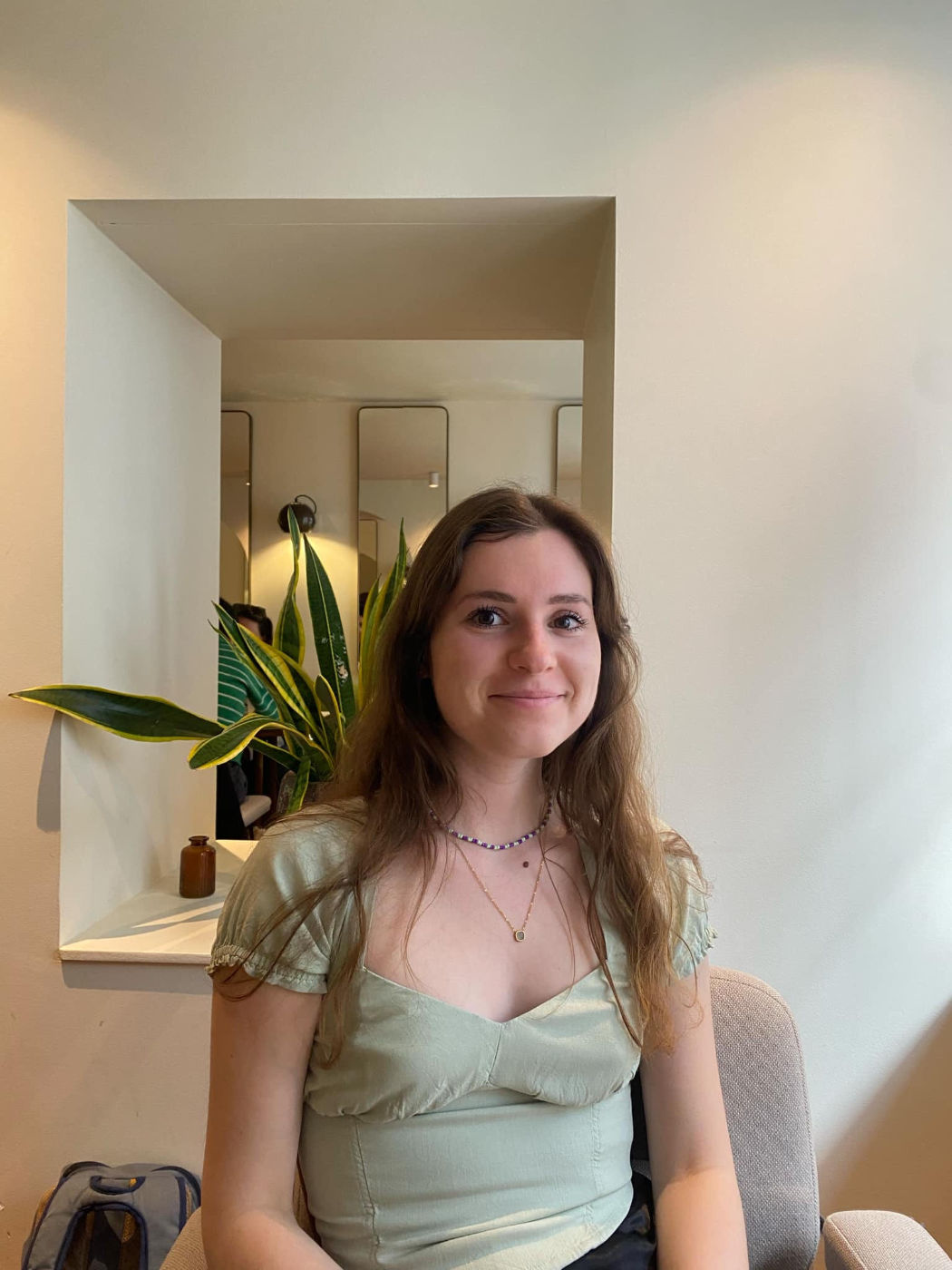 Jeune femme souriante dans un intérieur lumineux et chaleureux